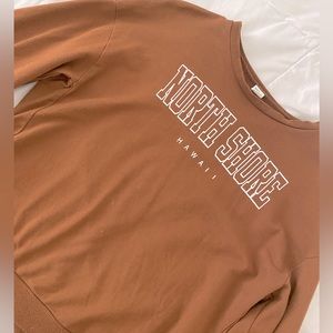 This is the perfect crewneck/sweatshirt to wear during the cooler weather!